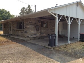 Building Photo - Charming home on quiet, dead-end street