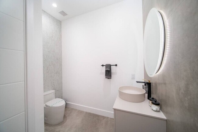 Building Photo - 601 NE 16th Ave