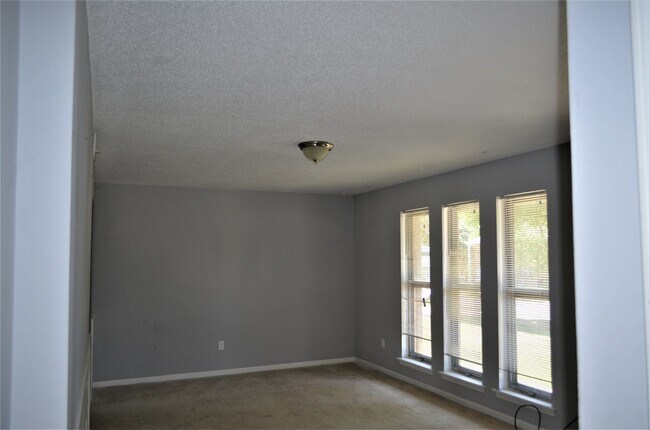 Building Photo - 201-203 Maple Grove Way