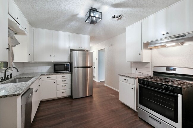Building Photo - 323 Craigmont Ln