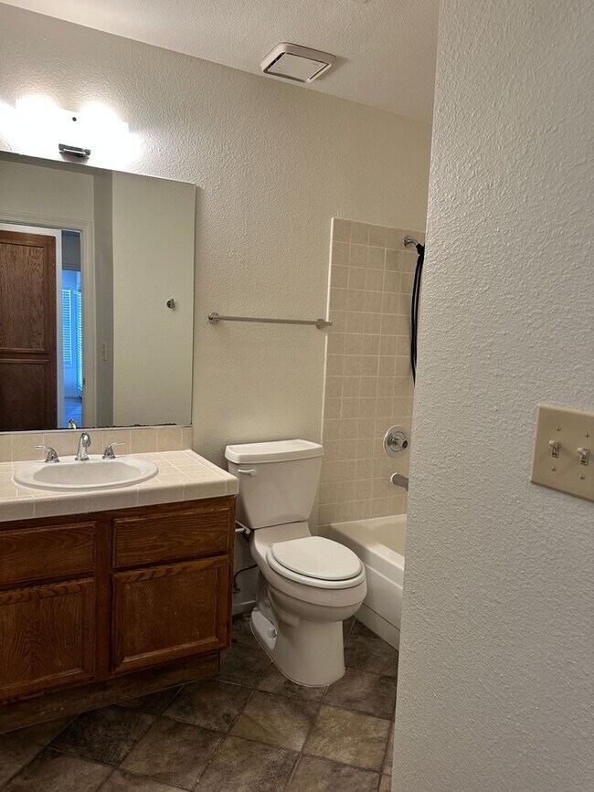 Building Photo - Gorgeous 2 bed/2Ba Home
