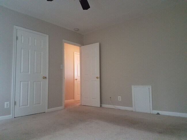 Building Photo - 2500 Markham Ln