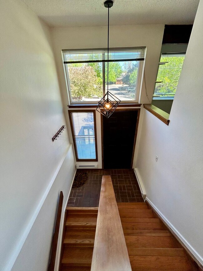 Building Photo - Beautiful & Bright Corner Condo in North Boulder