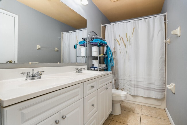 Building Photo - 3118 Manor Dr NE