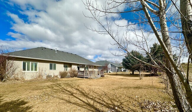 Building Photo - Stunning 6 Bed / 3 Bath | Great Location | Expansive Living Space