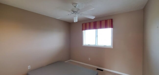 Building Photo - Lakefront End-Unit Condo with Crystal Lake...