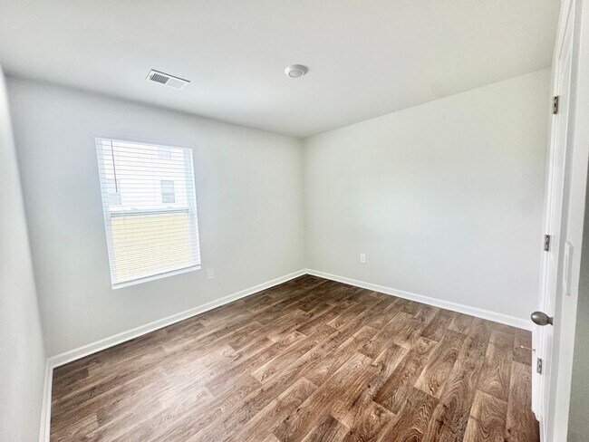 Building Photo - Introducing this beautiful 3 bed 2 bath ho...