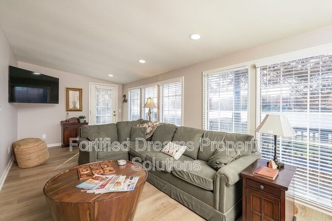 Building Photo - 395 Lake Dr