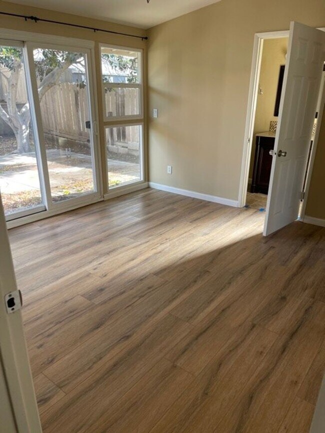 Building Photo - 3BR 2BA San Carlos Home - Vinyl Flooring, ...