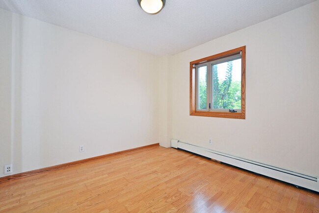 Building Photo - Charming 1-Bedroom Condo Available in Minn...