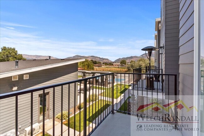 Building Photo - Beautiful 3 Bed 2.5 Bath Townhome in West ...
