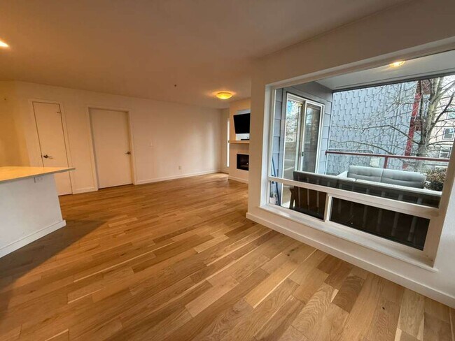 Building Photo - Two Bed Two Bath in Cap Hill (2 Parking Spaces and Storage Included!)