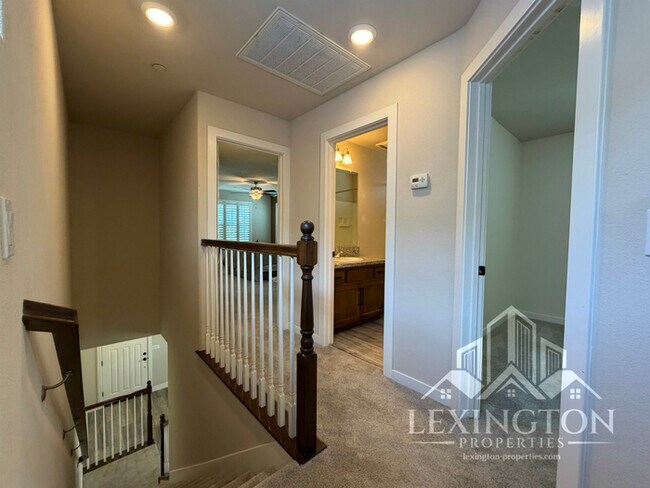 Building Photo - Modern Roseville Living – 3 Bed | 2.5 Bath |