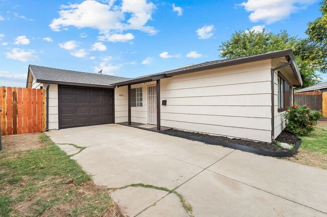 Building Photo - Charming 3BR, 1BA House with Private Backyard