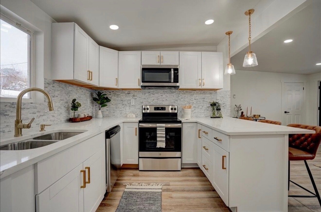 Building Photo - 455 E Mountain View Dr