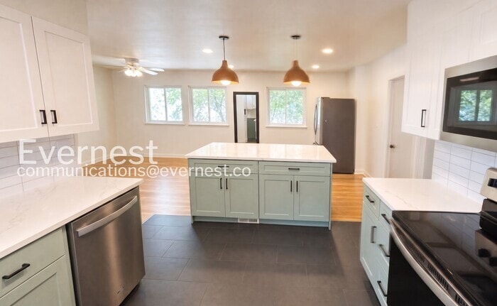 Building Photo - 826 Claremont Ct