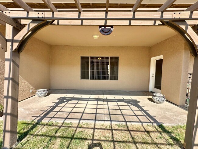 Building Photo - Beautiful 3 bedroom, 3 bathroom home with ...