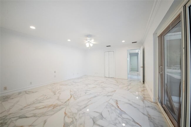 Building Photo - 16770 Lakeview Ct