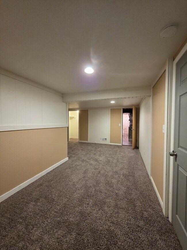 Building Photo - Massive 5 Bedroom Townhouse in Aurora
