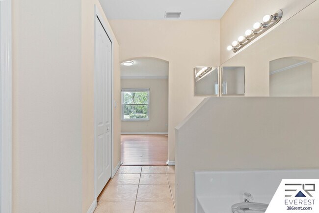 Building Photo - 16 Pinelynn Dr