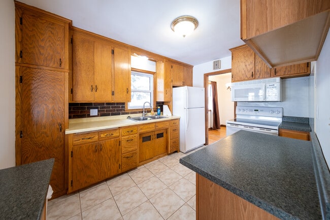 Building Photo - 22925 Oakdale Dr