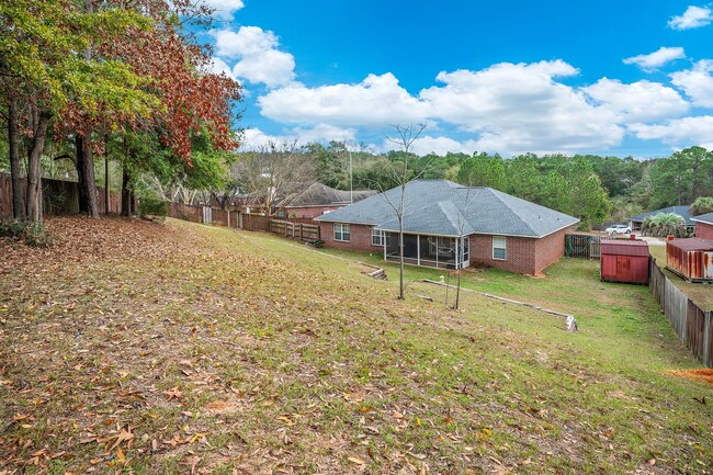 Building Photo - 4 Bedroom 2 bathroom