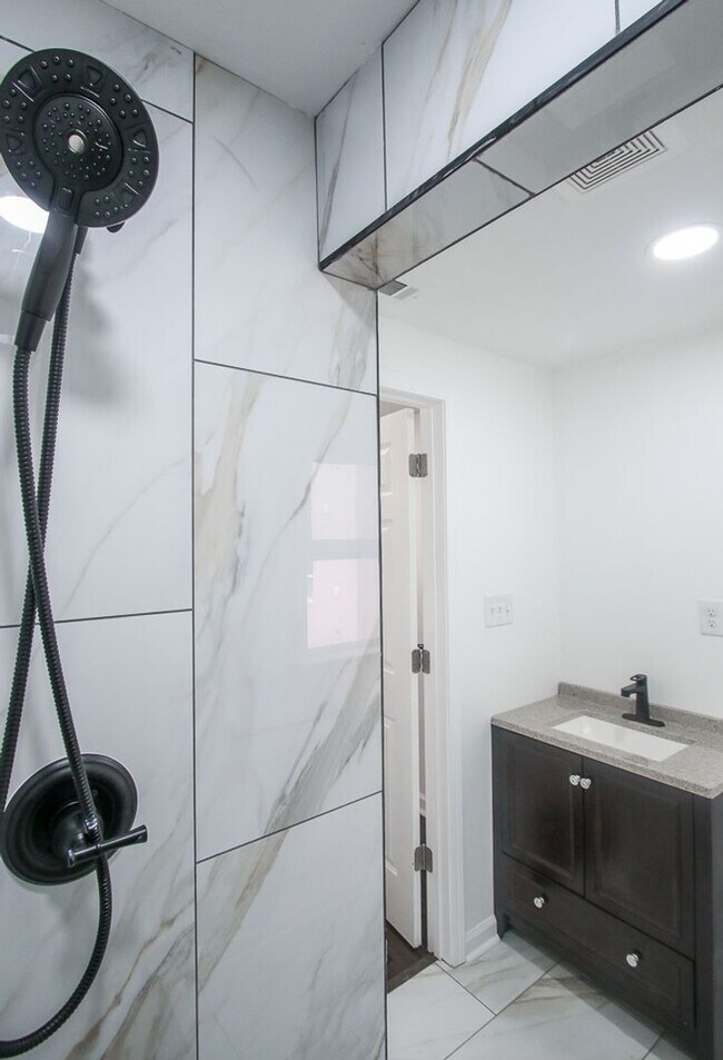 Building Photo - Spacious 4 Bedroom, 2.5 Bath Home in Savan...