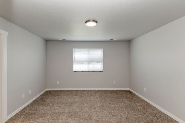 Building Photo - Adorable and affordable attached townhome for rent in Nampa! A must see!