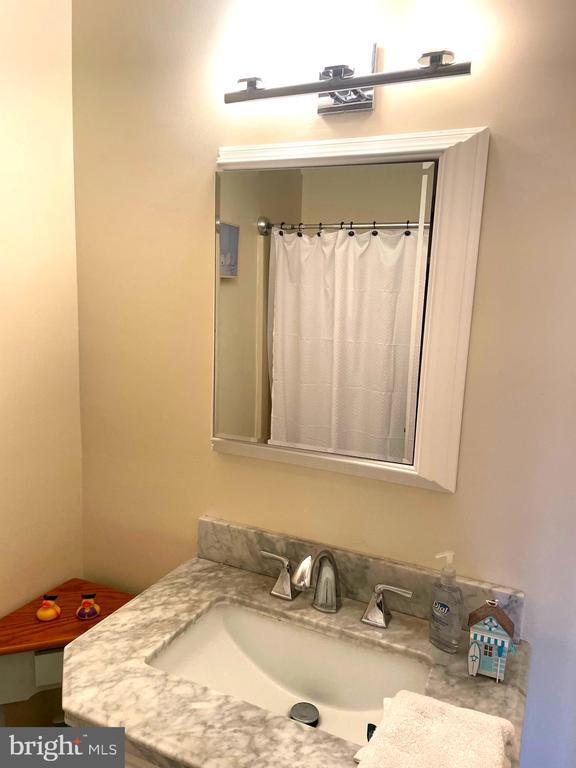 Building Photo - 14402 Jarvis Ave