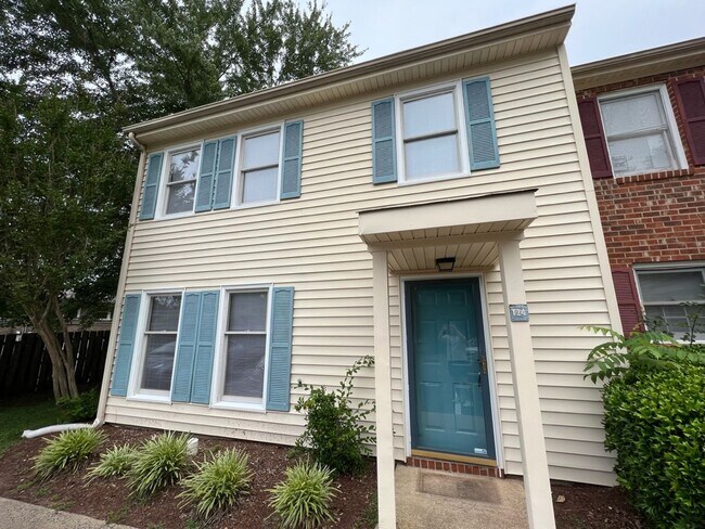 Building Photo - Adorable 3 Bedroom Townhouse w/ 1st Floor ...