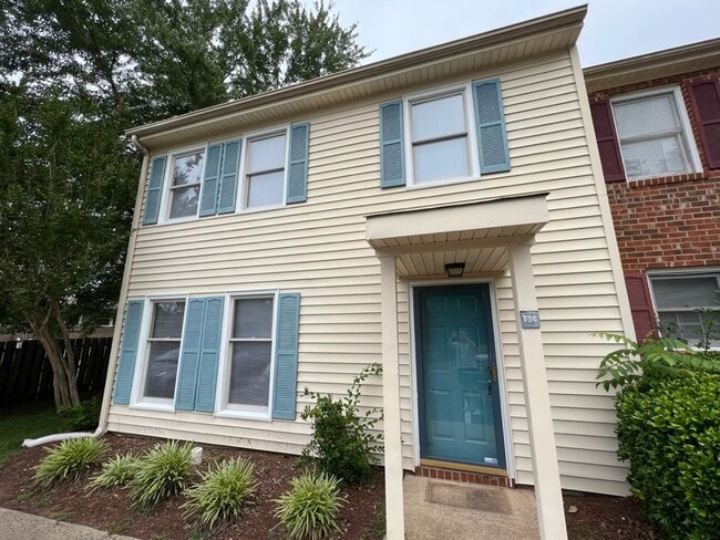 Building Photo - Adorable 3 Bedroom Townhouse w/ 1st Floor Bedroom