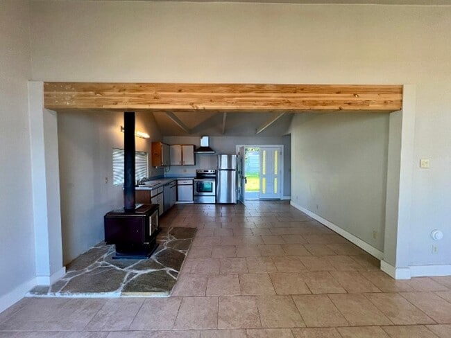 Building Photo - Beachfront Cabin - Water Included