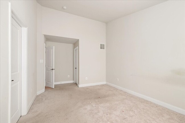 Building Photo - 1 month free with 24-month lease! Attracti...