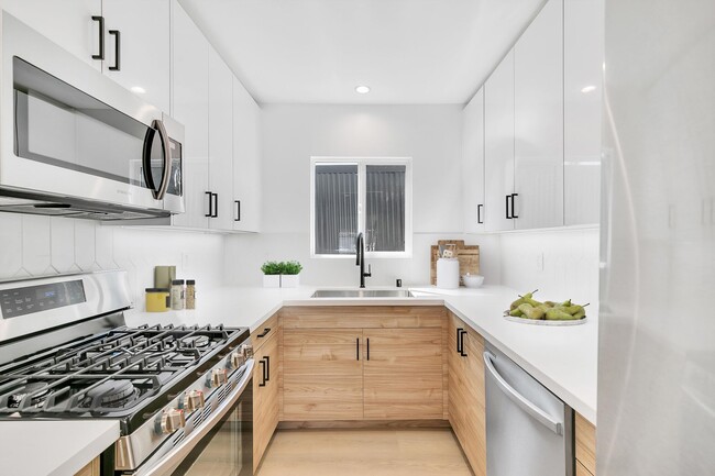 Building Photo - Experience Modern Echo Park Living with St...