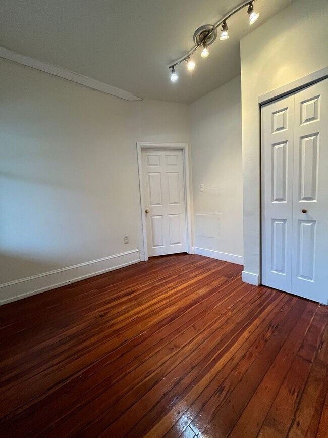 Building Photo - ???Spacious 4 Bedroom 1.5 Bath house locat...