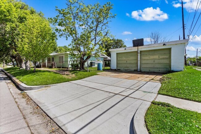 Building Photo - 4827 Ave Q 1/2