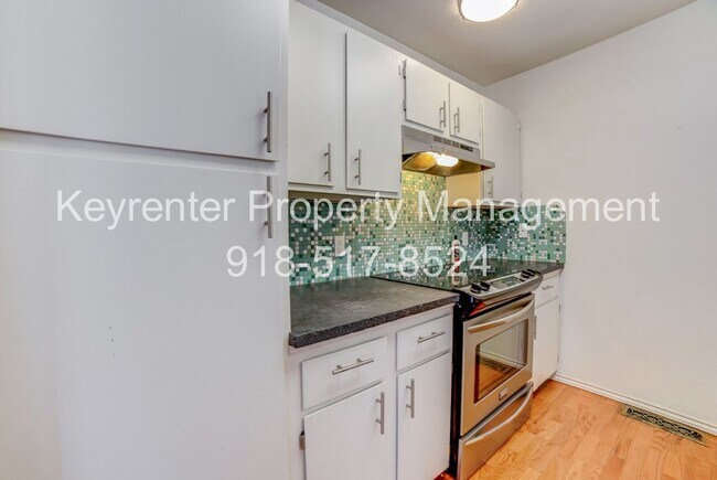 Building Photo - Riverview - Stunning 2 bed 2 bath Townhouse Great Location