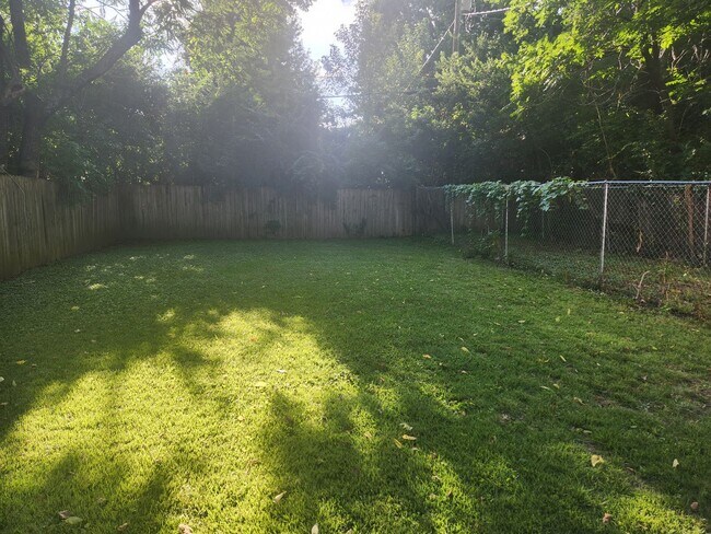 Building Photo - Beautiful remodeled 3BR, 1.5 Bth with garage and fenced backyard with newer stainless appliances