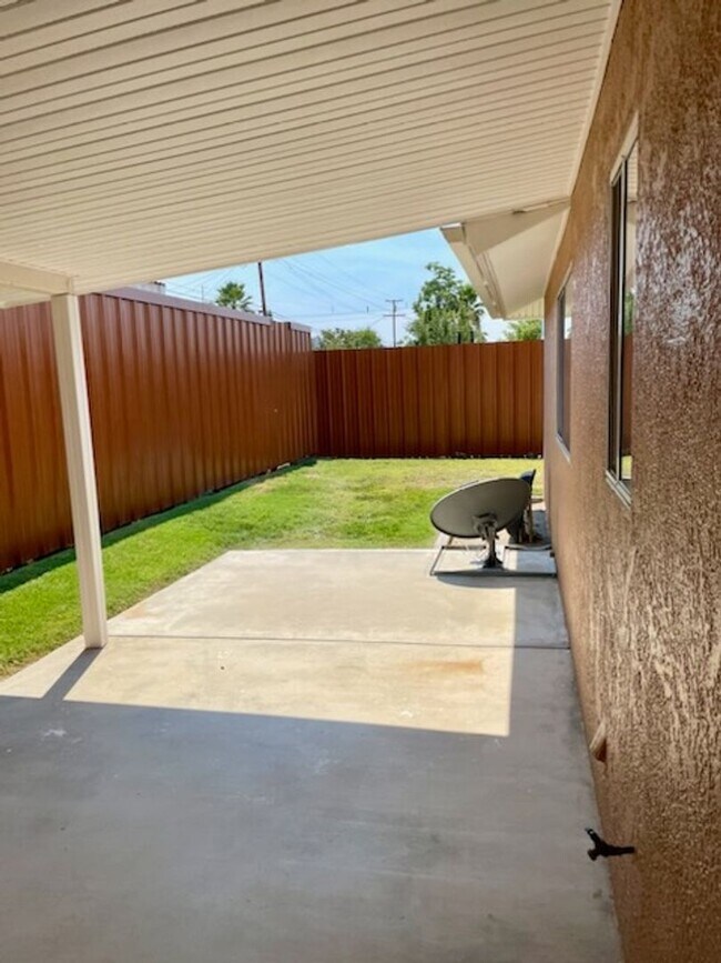 Building Photo - 3 Bedroom, 2 Bath Remodeled House in Hemet...