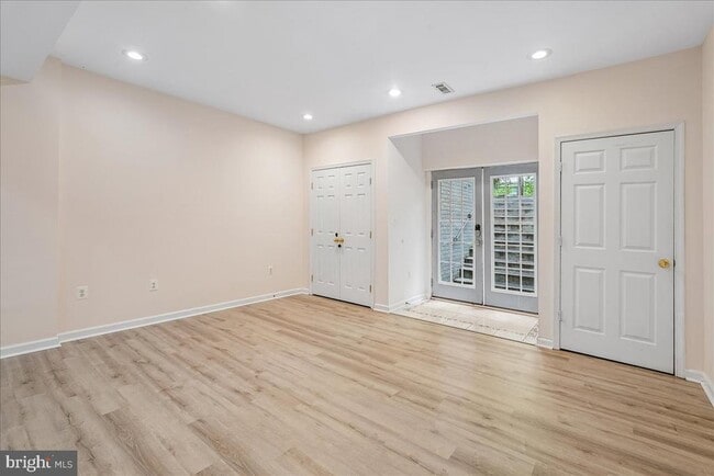 Building Photo - 905 Royal Elm Ct
