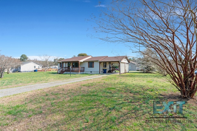Building Photo - 3 Bedroom/2 Bathroom Home