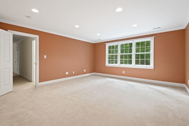 Building Photo - Available early March! Large and Lovely Home in Chapel Hill