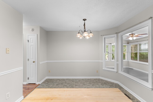 Building Photo - 4505 Aviemore Crescent
