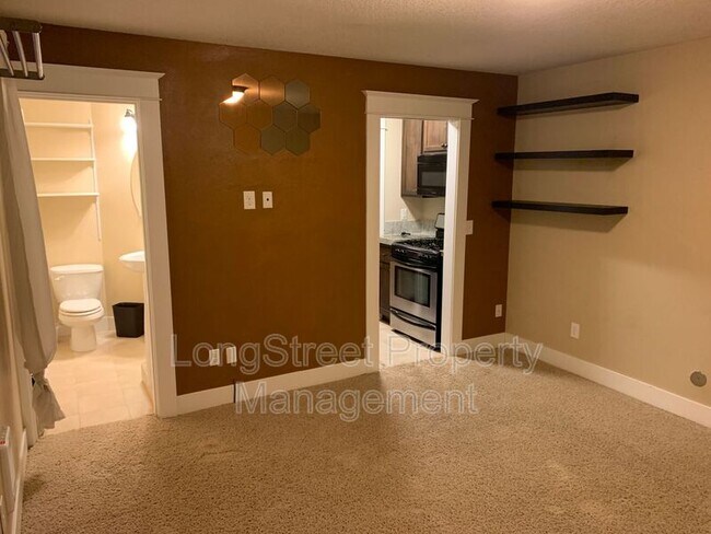 Building Photo - 532 NE Sumner St