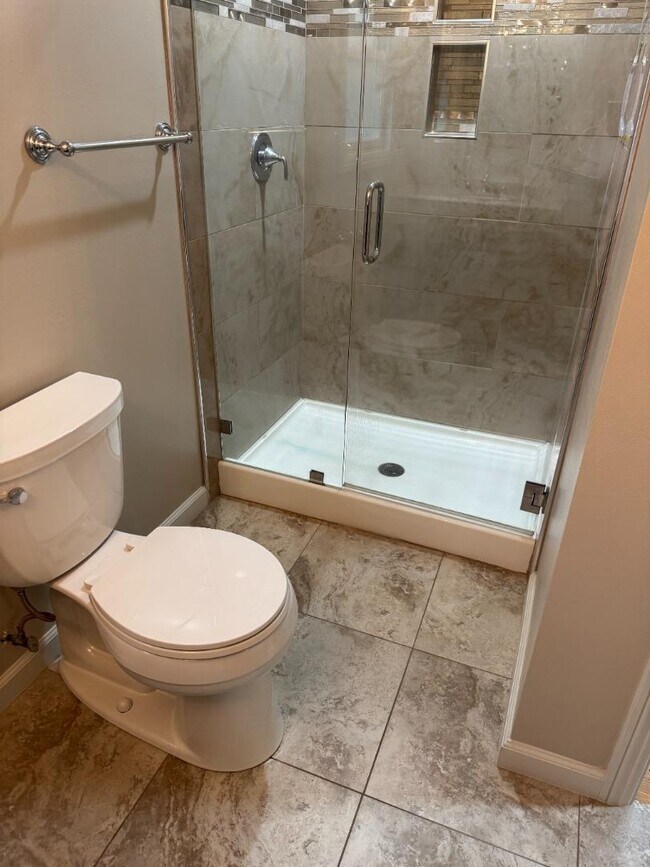 Building Photo - 1359 Country Club Dr