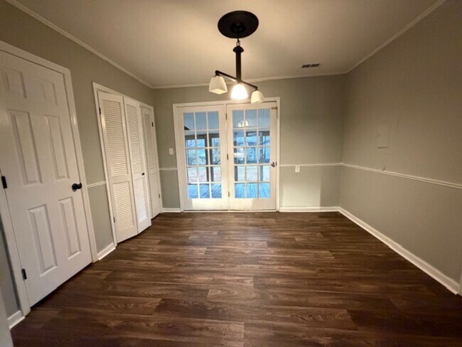 Building Photo - 4 Bedroom 2 Bath house