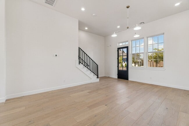 Building Photo - Townhome 2 bed 2.5 Bath "The White Workroom" in The Heart of Selah