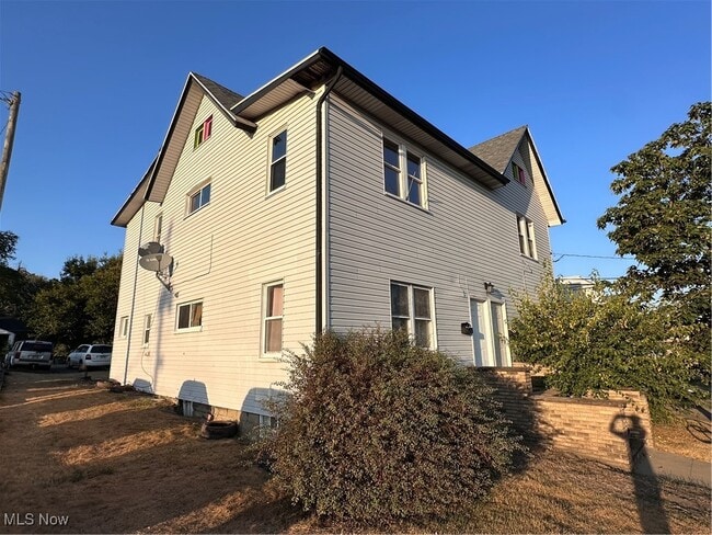 Building Photo - 317 12th St NE