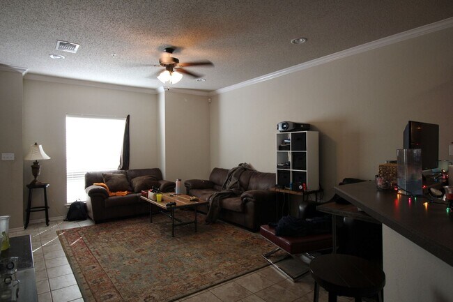 Building Photo - Condo WALKING DISTANCE TO TECH! Pre-leasing for August 1st!