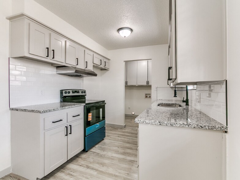 Building Photo - 1112 N Norman Ave